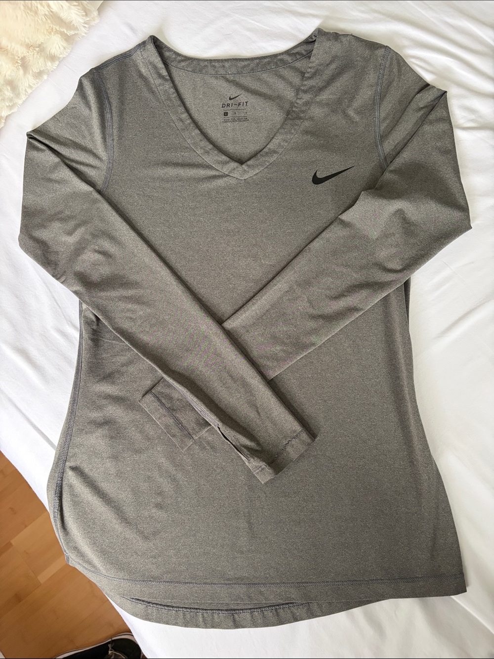 Nike Women's Long Sleeve V-Neck Dri-FIT Top in Gray Sz L